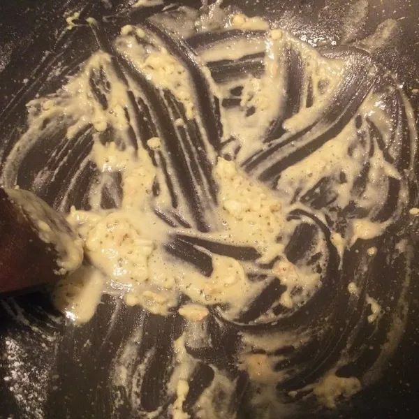 Saus bechamel : geprek bawang putih dan cincang kasar. Lalu tumis bawang putih dengan margarin hingga wangi. Lalu tuang tepung terigu, aduk cepat jangan sampai bergerindil.