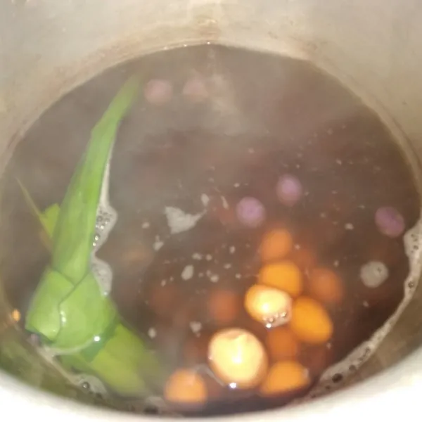 Setelah air mendidih masukkan bola-bola ubi, masak sampai bola ubi mengapung.