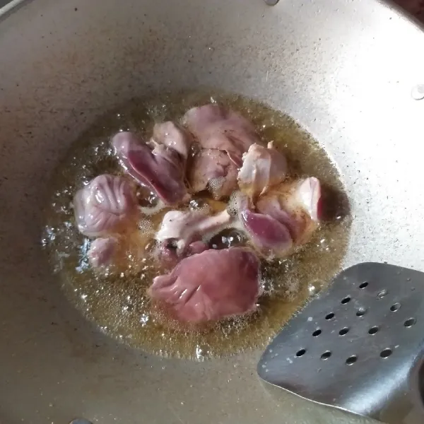 Panaskan minyak dalam wajan. Goreng ati ampela dan kentang hingga setengah matang. Angkat dan tiriskan.