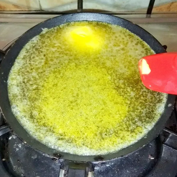 Lelehkan margarin di atas wajan (tidak perlu sampai mendidih).