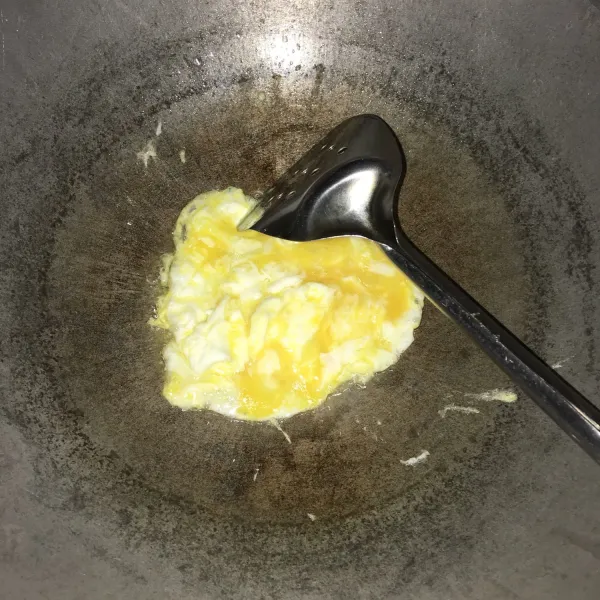Goreng orak-arik 1 butir telur sampai setengah matang.