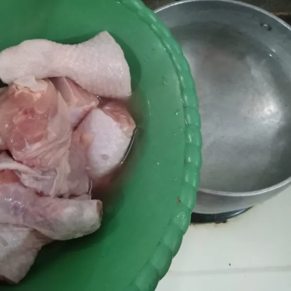 Didihkan air untuk merebus ayam hingga 1/2 matang. Kemudian angkat dan tiriskan.