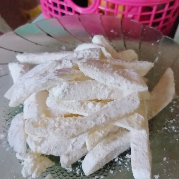 Lakukan hingga semua kentang terbalur tepung. kemudian panaskan minyak di wajan.