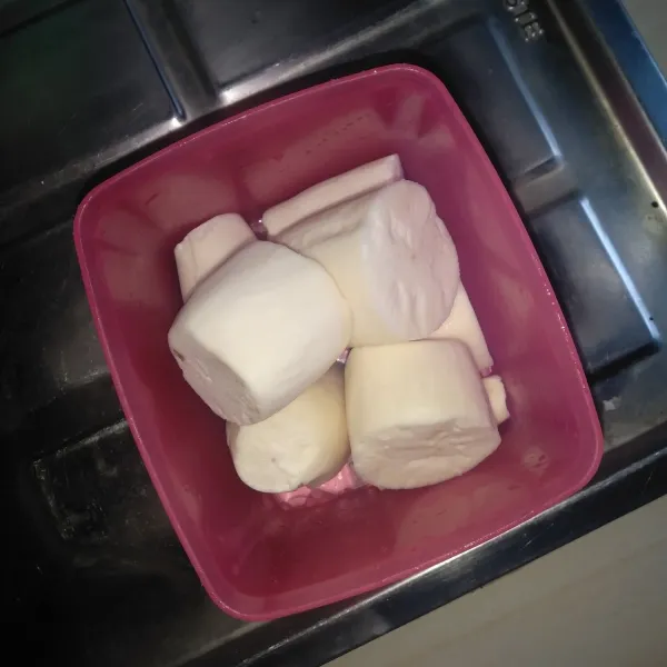 Kupas singkong, potong dan cuci bersih.