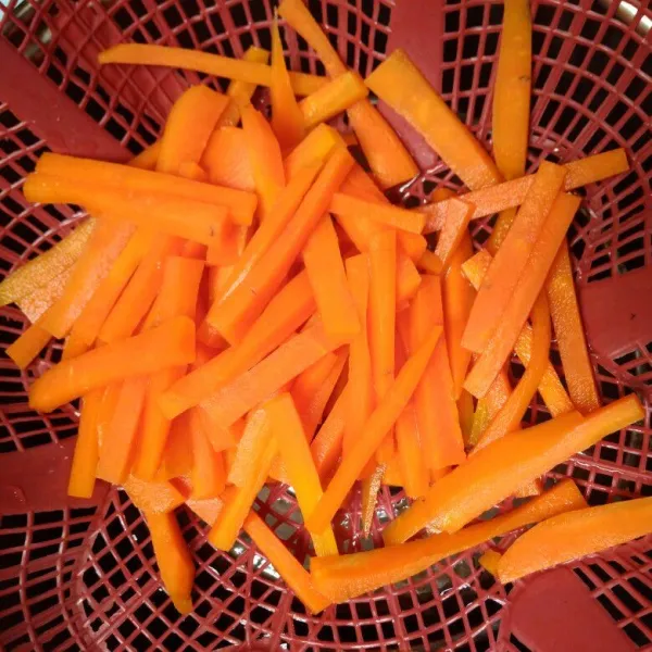 Bersihkan wortel, potong korek api. Kemudian rebus sampai matang. Angkat dan tiriskan.