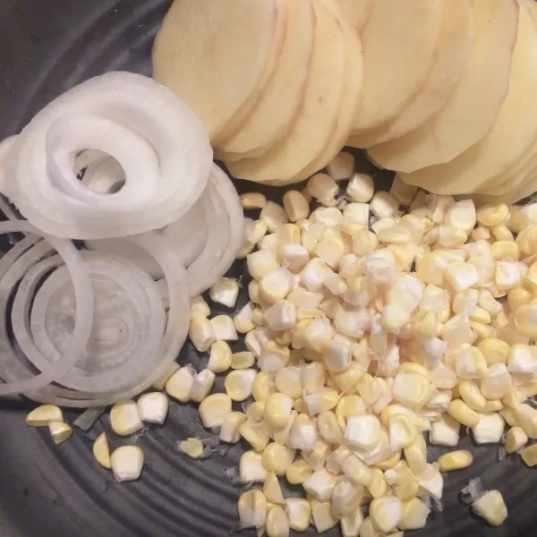 Siapkan bahan-bahan. Potongan kentang diiris tipis. Jagung manis pipilan dan bawang bombay diiris bulat.