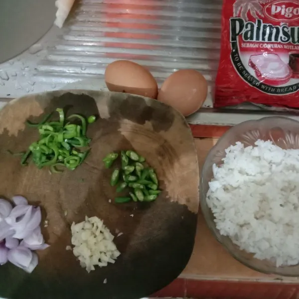 Siapkan semua bahan-bahan yang diperlukan. Potong cabai rawit, daun bawang, bawang merah dan bawang putih.