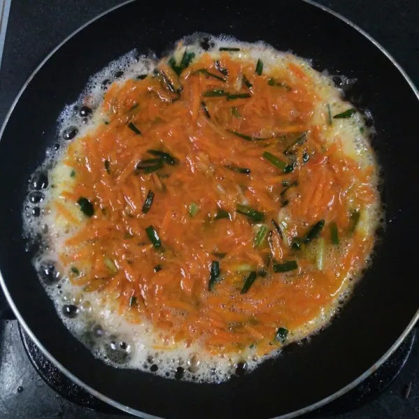 Panaskan teflon, tambahkan margarin secukupnya. Tuang adonan, balik setelah bagian bawah kecoklatan. Masak sampai matang merata. Angkat dan sajikan.