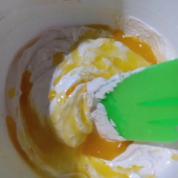 Masukkan mentega leleh. Aduk balik perlahan dengan spatula sampai rata. Jangan over mix. Kemudian tuang adonan ke dalam loyang loaf ukuran 22X8X6 cm yang sudah diolesi margarin dan tabur tipis tepung terigu.