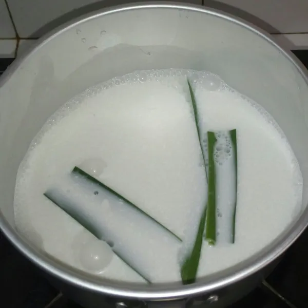 Buat saus santannya. Campurkan air, santan instan, garam dan daun pandan. Aduk rata dan masak sampai mendidih sambil terus diaduk supaya santan tidak pecah.