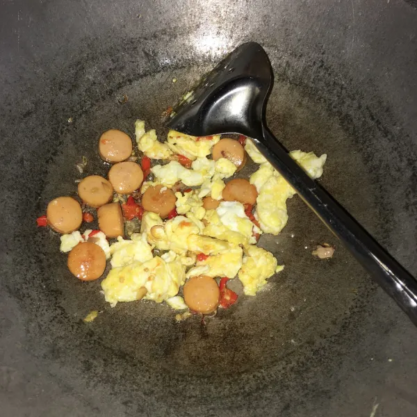 Masukkan telur dan sosis sambil aduk.