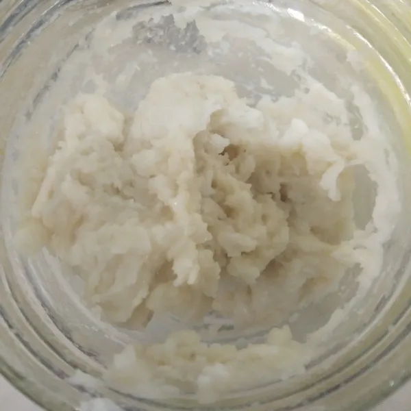 Membuat isian dengan mencampurkan keladi kukus, susu kental manis dan gula. Kemudian di blender sampai halus dan lembut.