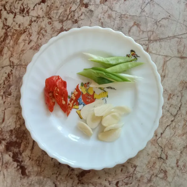 Iris rawit domba, bawang putih, dan bawang daun.