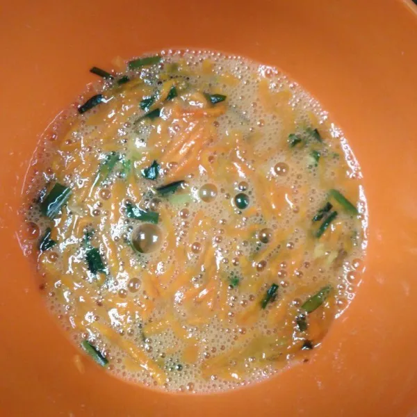 Kocok lepas telur, masukkan tumis wortel, aduk rata.