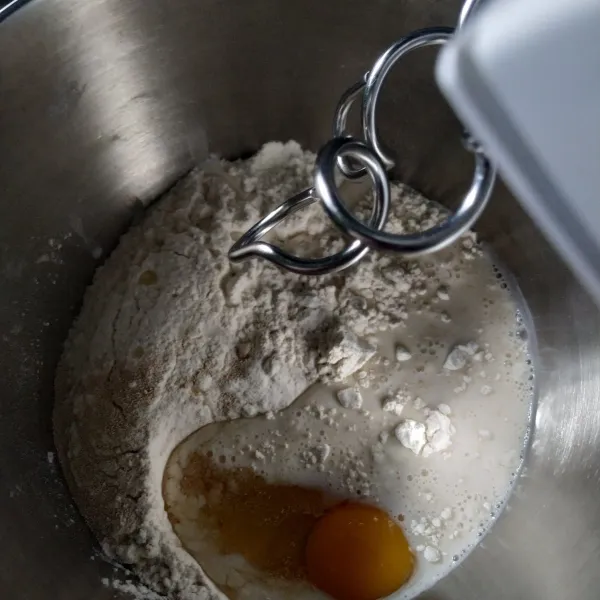 Masukkan semua di mixer bahannya kecuali mentega, mixer hingga setengah kalis lalu tambhkan mentega.