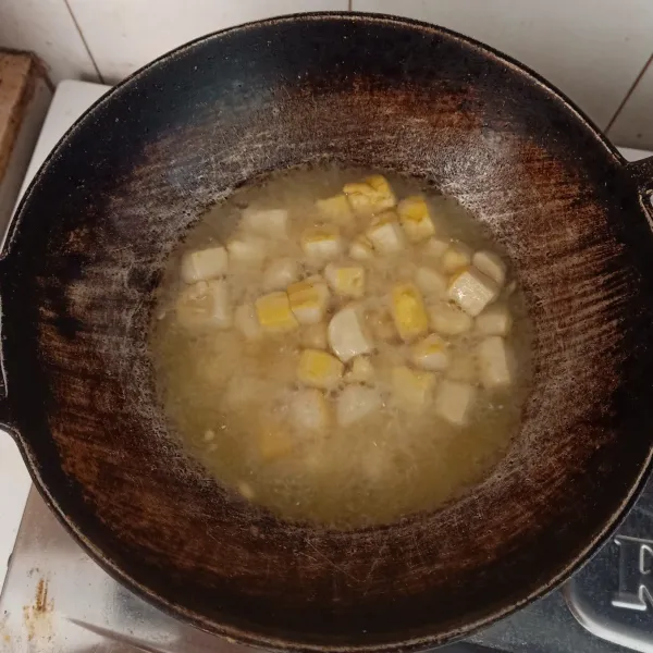 Panaskan minyak lalu goreng tahu yang sudah berbalur tepung hingga tahu matang. Lalu tiriskan