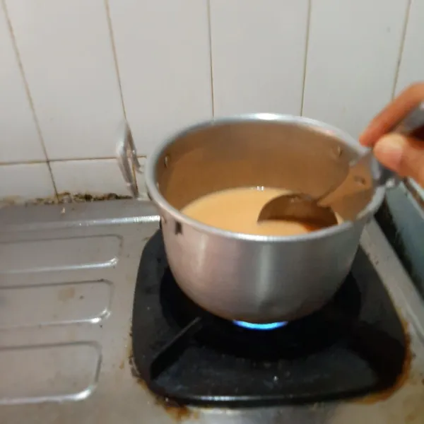 Masak dengan api sedang sambil diaduk terus.