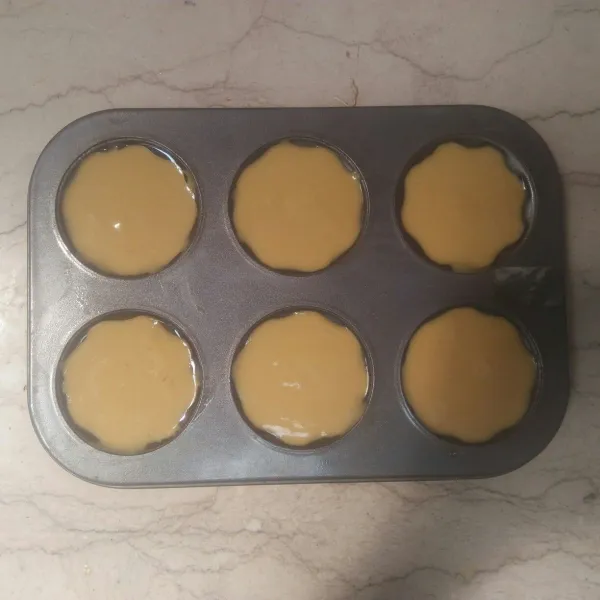 Tuang ke dalam cetakan yg sudah di oles margarin tipis2.