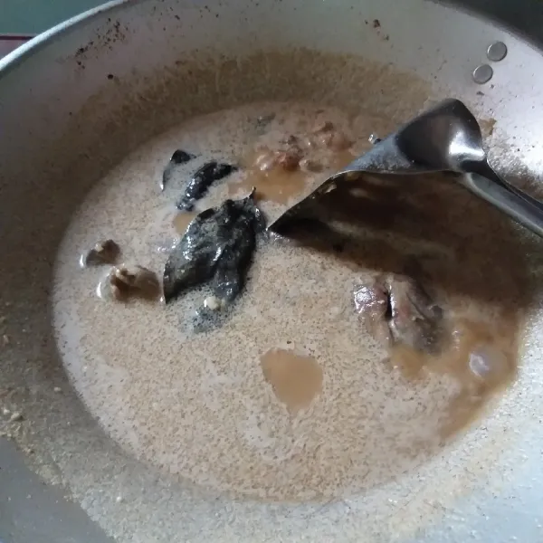 Panaskan minyak lalu tumis bumbu halus, lengkuas, serai, dan lengkuas hingga harum. Kemudian masukkan santan dan air. Tunggu hingga panas. Selanjutnya masukkan ati ampela dan sisa bumbu lainnya. Masak hingga bumbu menyerap.