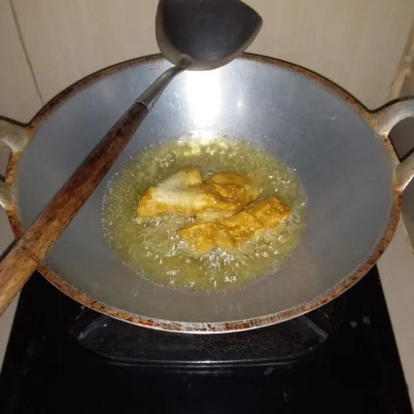 Panaskan minyak goreng. Masukan sayap ayam. Goreng hingga kedua sisi berwarna kecoklatan. Angkat dan tiriskan.