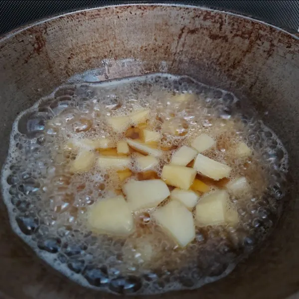 Goreng kentang sampai berkulit. Angkat dan sisihkan.