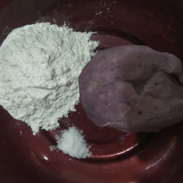 Campurkan 3 sdm tepung tapioka, ubi ungu dan sejumput garam tambahkan 3 sdm air,1 tetes pewarna ungu uleni sampai tercampur rata.