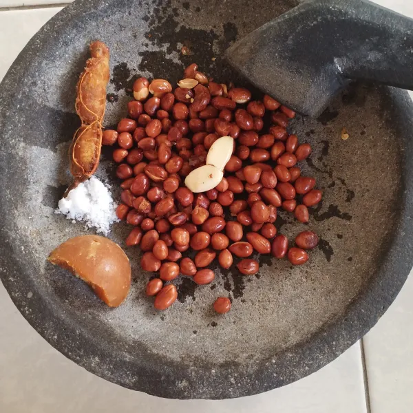 Uleg semua bumbu sate, atau bisa juga diblender sampai halus.