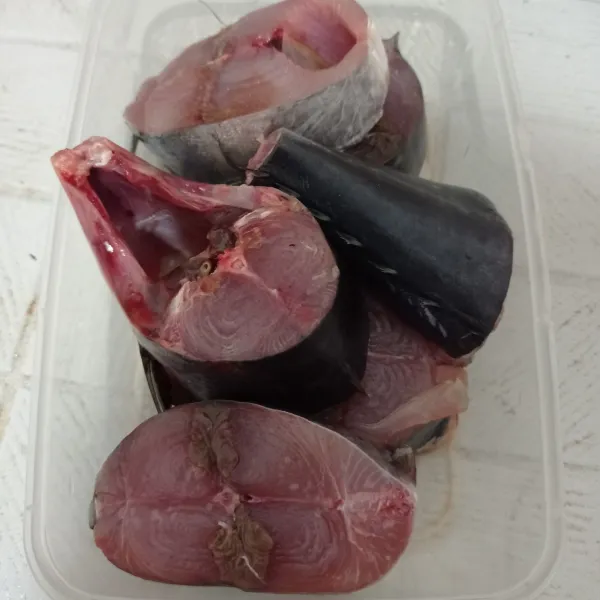 Cuci bersih ikan (bisa tongkol, tuna, kembung atau sesuai selera). Kucuri jeruk nipis, diamkan 15 menit lalu bilas, tiriskan.