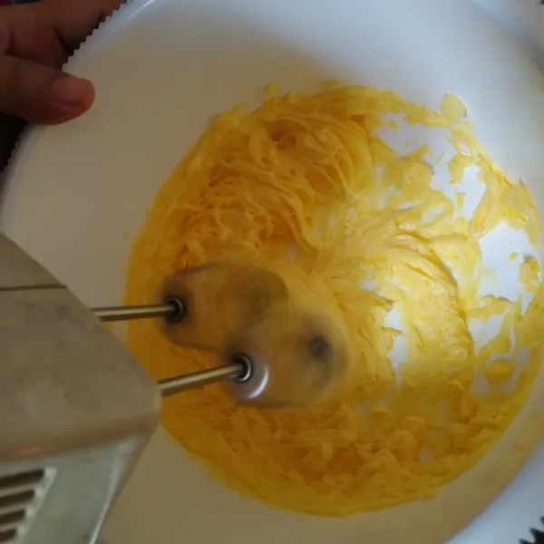 Mixer butter, margarin dan kuning telur, asal rata tidak perlu terlalu lama, cukup 2 menit