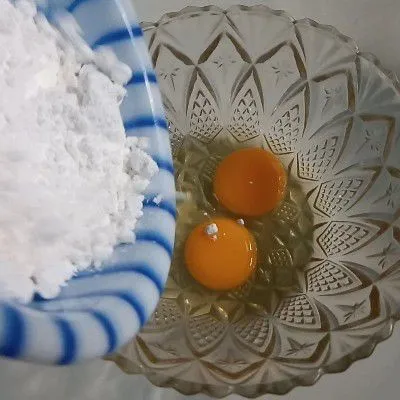 Kocok gula halus dan 4 butir telur dengan wish.