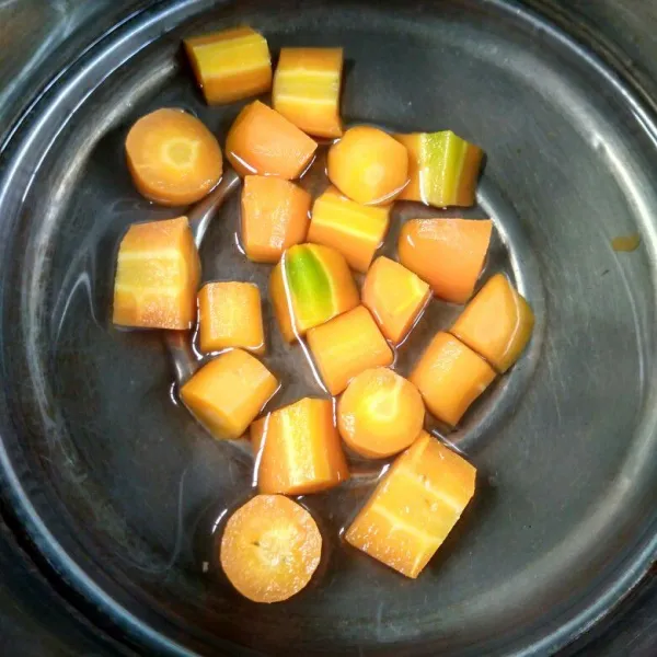 Bersihkan wortel, potong-potong kemudian rebus sampai empuk, tiriskan.