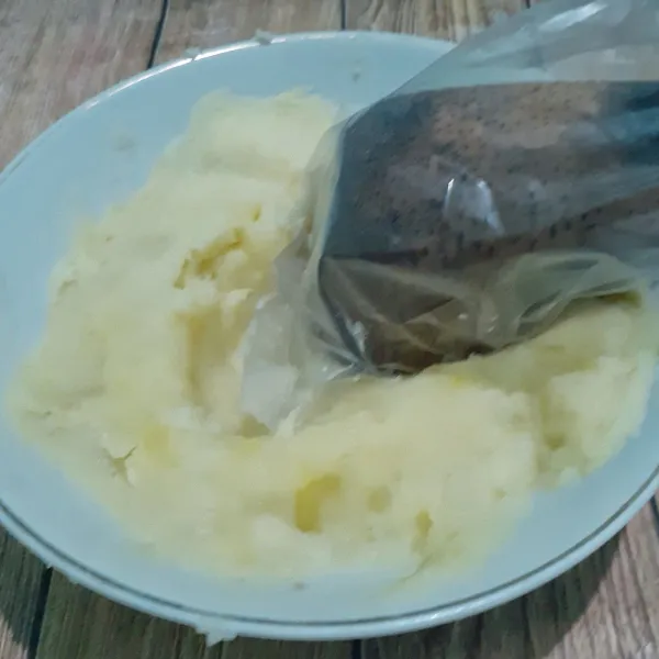 Haluskan kentang menggunakan ulekan atau garpu.