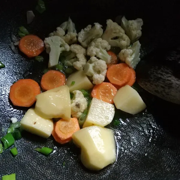 Tambahkan sayuran. Masak hingga berubah warna.