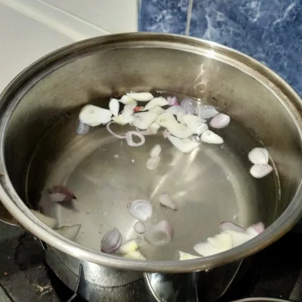 Didihkan air bersama irisan bawang.