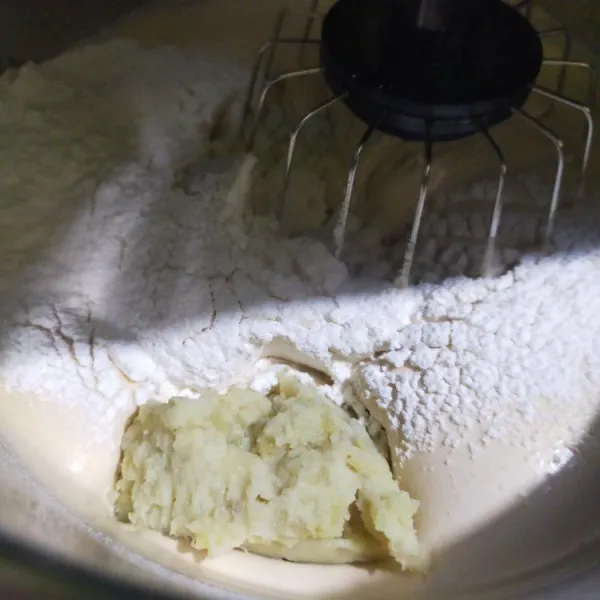 Tambahkan tepung terigu dan ubi secara bergantian. Mixer kembali menggunakan speed rendah asal tercampur saja.