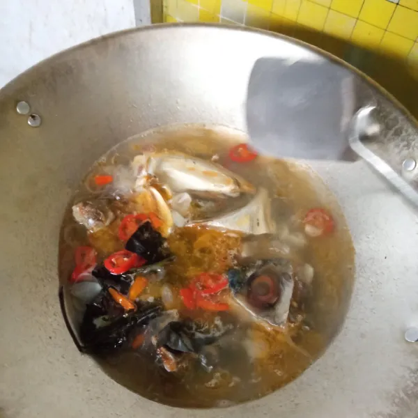 Masukkan kepala ikan. Masak hingga ikan dirasa matang.