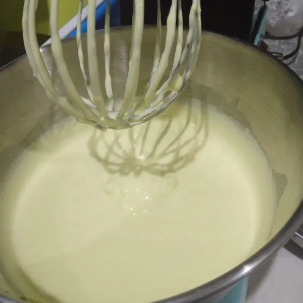 Setelah 5 jam keluarkan dari freezer dan tambahkan SP yang sudah dicairkan. Mixer sampai mengembang 2 kali lipat atau adonan menjadi ringan dan lembut.