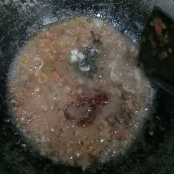 Masukkan kornet, garam, gula, lada hitam dan saus tomat. Tumis hingga air berkurang dan dirasa cukup kering.