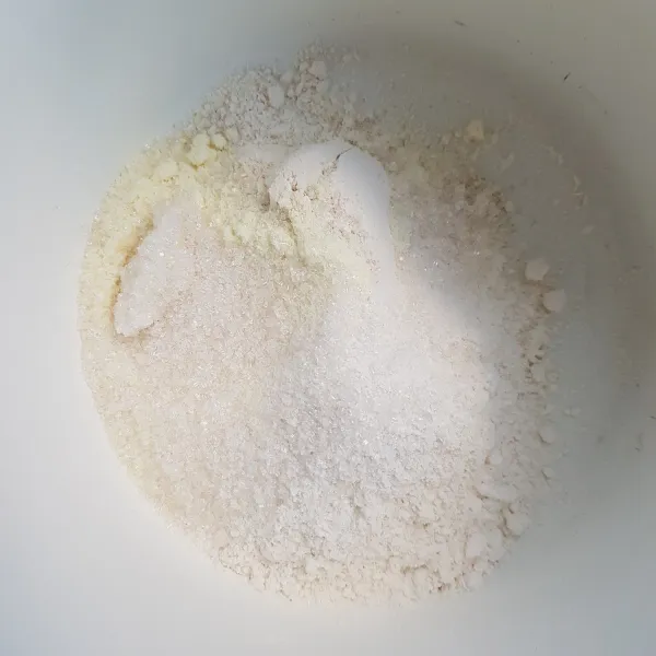Campurkan tepung terigu, gula pasir, susu bubuk dan ragi instan. Aduk hingga tercampur rata.
