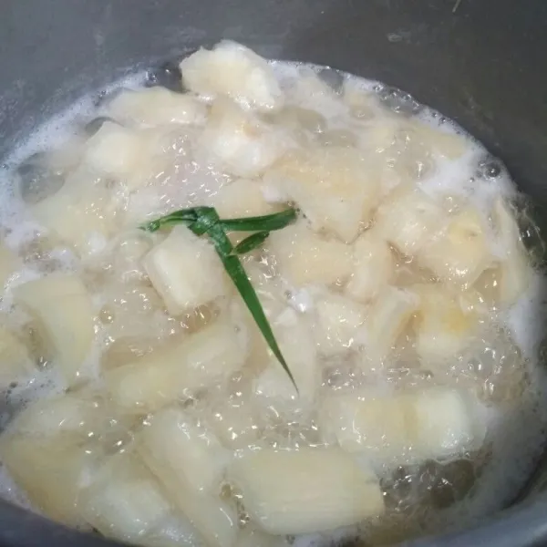 Rebus air, daun pandan dan garam hingga mendidih. Masukkan potongan singkong, masak hingga singkong empuk dan air sedikit menyusut.