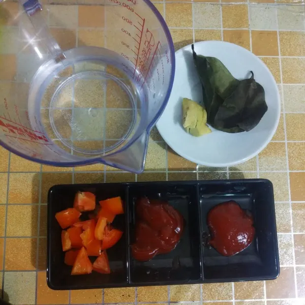 Siapkan air matang, saus sambal, saus tomat, tomat, daun salam dan jahe.