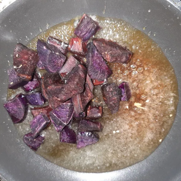 Masukkan ubi dan aduk cepat hingga tercampur rata lalu matikan api (jangan sampai gulanya gosong).