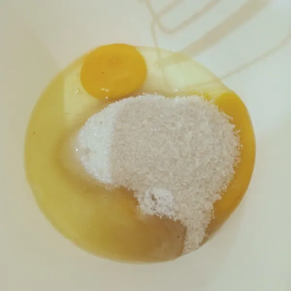 Mixer telur, gula, vanilli sampai mengembang .