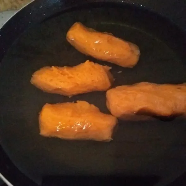Goreng timus hingga matang, lalu angkat dan tiriskan.