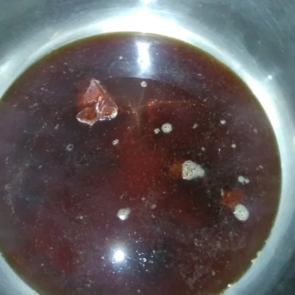 Rebus gula merah dan Gula pasir bersama 100 ml air, hingga meleleh, kemudian saring, sisihkan ,dinginkan