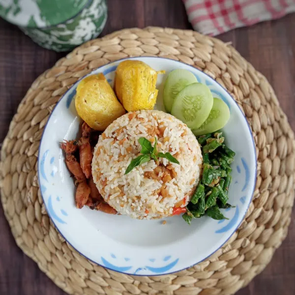 Cetak nasi dengan mangkuk, tambahkan bahan pelengkapnya