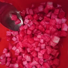 Campur bengkuang dan Pewarna merah.