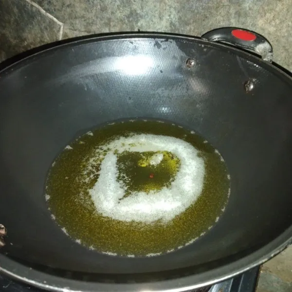 Siapkan wajan dan panaskan minyak untuk menggoreng