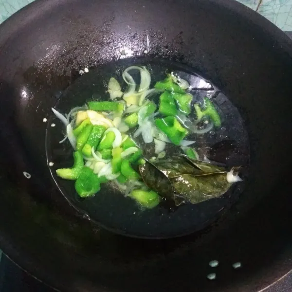 Tumis bawang putih, bombay, paprika, daun salam dan jahe sampai harum. Lalu tambahkan air.