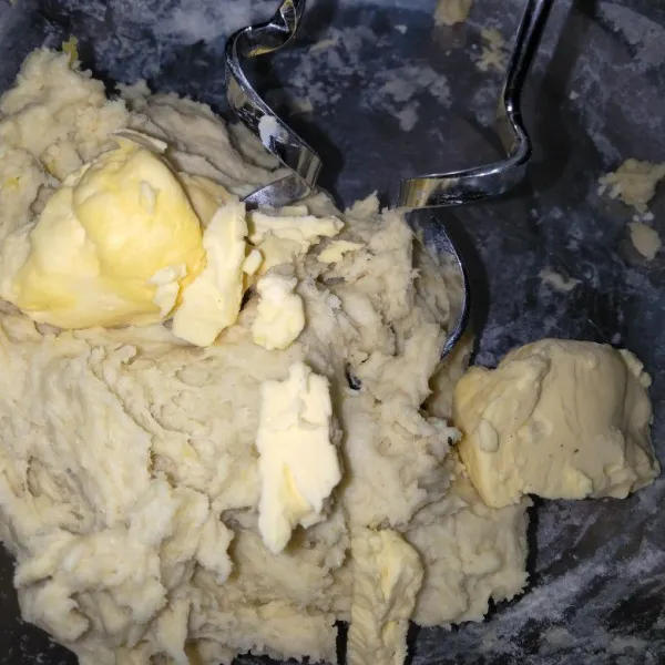 Masukkan butter kemudian uleni menggunakan mixer selama 15 menit hingga kalis elastis.
